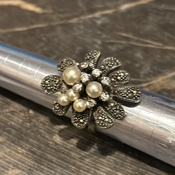 Size 8 Sterling, Pearl , Crystal and Marcasite Ring. - Picture 10 of 10